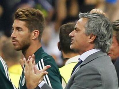 Mourinho celebra el tercer gol del Madrid al Manchester City ante Sergio Ramos.