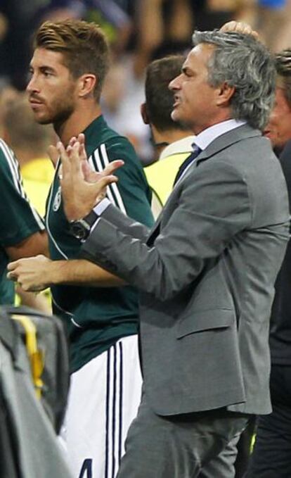 Mourinho celebra el tercer gol del Madrid al Manchester City ante Sergio Ramos.