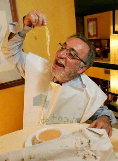 Pere Navarro come <i>calçots</i> en Casa Jorge, Madrid.