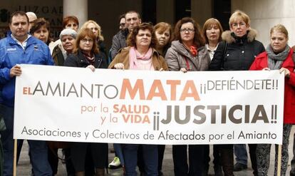 Familiares de las fallecidas por amianto, frente a los juzgados de Plaza de Castilla, en Madrid.