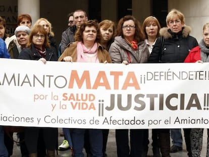Familiares de las fallecidas por amianto, frente a los juzgados de Plaza de Castilla, en 2014.
