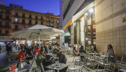 La terraza de un bar de plaza de Catalunya, en el centro de Barcelona.