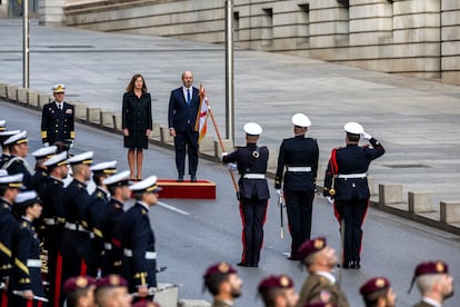 La presidenta del Congreso, Francina Armengol, y el presidente del Senado, Pedro Rolln, durante la celebracin del Da de la Constitucin en el exterior del Congreso de los Diputados.