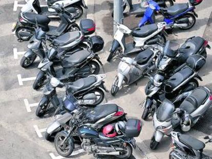 Motos estacionadas en una calle de Barcelona.