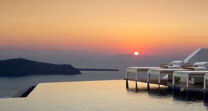 Este exclusivo hotel, situado en la isla de Santorini (Grecia) encaramado sobre la conocida Caldera, cuenta con una verdadera joya. Una piscina de borde infinito que ofrece unas sobrecogedoras vistas al mar Mediterráneo sin interrupciones para unos atardeceres inolvidables.