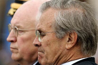 El secretario de Defensa de EE UU, Donald Rumsfeld, en primer plano, con el vicepresidente Dick Cheney el pasado 11 de septiembre en Washington.