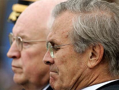 El secretario de Defensa de EE UU, Donald Rumsfeld, en primer plano, con el vicepresidente Dick Cheney el pasado 11 de septiembre en Washington.