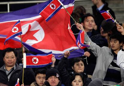 Aficionados de Corea del Norte animan a su selección en su debut frente a Brasil.