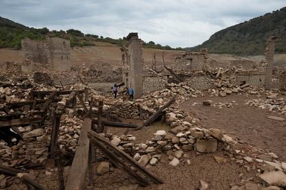 The ruins of the old town of Mansilla de la Sierra, normally submerged beneath the waters of the Mansilla reservoir, are revealed following a prolonged drought, in Rioja province, Spain, August 28, 2017. REUTERS/Vincent West