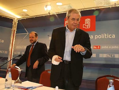 Ricardo Varela y Emilio Pérez Touriño, en la presentación de las candidaturas en Santiago en enero.