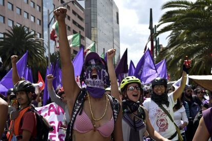 Milhares de mulheres ocupam neste domingo as ruas de v&aacute;rias cidades do M&eacute;xico contra a viol&ecirc;ncia g&ecirc;nero e para pedir Justi&ccedil;a.