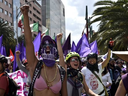 Milhares de mulheres ocupam neste domingo as ruas de v&aacute;rias cidades do M&eacute;xico contra a viol&ecirc;ncia g&ecirc;nero e para pedir Justi&ccedil;a.