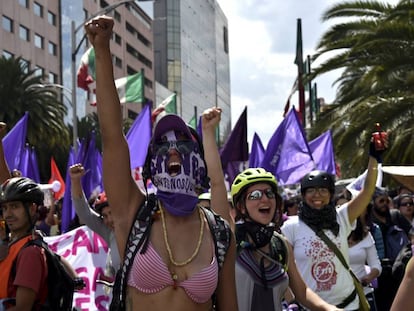 Milhares de mulheres ocupam neste domingo as ruas de v&aacute;rias cidades do M&eacute;xico contra a viol&ecirc;ncia g&ecirc;nero e para pedir Justi&ccedil;a.