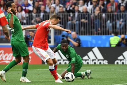 Denis Cheryshev (segundo por la izquierda) marca el segundo gol durante el partido frente Arabia Saudí.