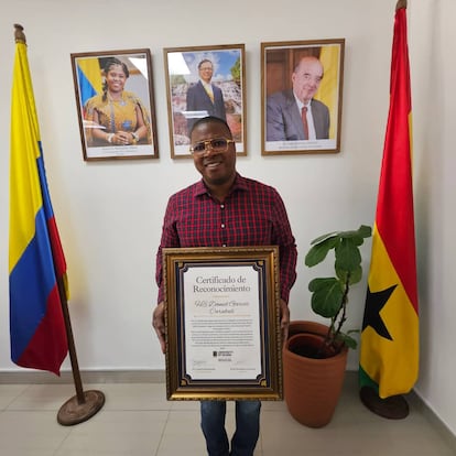 Daniel Garcés Carabalí, en la embajada  de Colombia en Ganha.