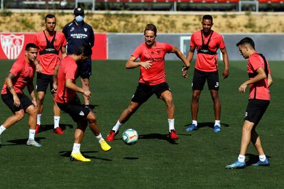 Los jugadores del Sevilla hacen un rondo durante un entrenamiento. / EFE