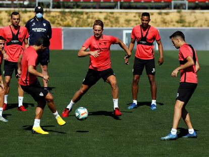 Los jugadores del Sevilla hacen un rondo durante un entrenamiento. / EFE