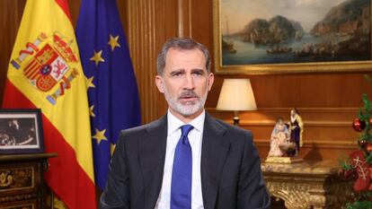 El rey Felipe VI durante su discurso de Nochebuena a los españoles desde el Palacio de la Zarzuela.