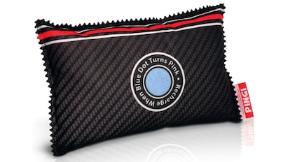 bolsa antihumedad para el coche de tamaño rectangular y rellena de sílice en su interior.