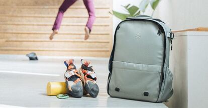 Tras realizar una campaña de 'crowdfunding', la marca Tropicfeel ha conseguido los fondos suficientes para su nueva creación: la mochila Nest. La bolsa es modulable y puede pasar de 16 litros de capacidad a 32 litros en cuestión de segundos, gracias a su amplia gama de accesorios. La idea detrás del producto es que se pueda adaptar a cualquier situación: desde el día a día a un fin de semana de aventura. En su interior dispone de compartimentos regulables para una organización óptima. Precio: 169 euros.