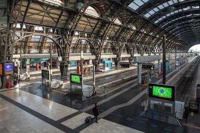 La estación central de Milán, casi vacía, este domingo.