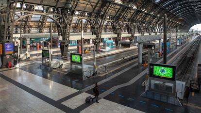 La estación central de Milán, casi vacía, este domingo.