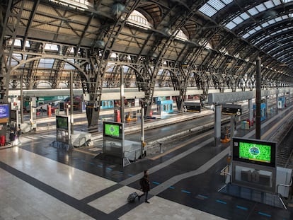 La estación central de Milán, casi vacía, este domingo.