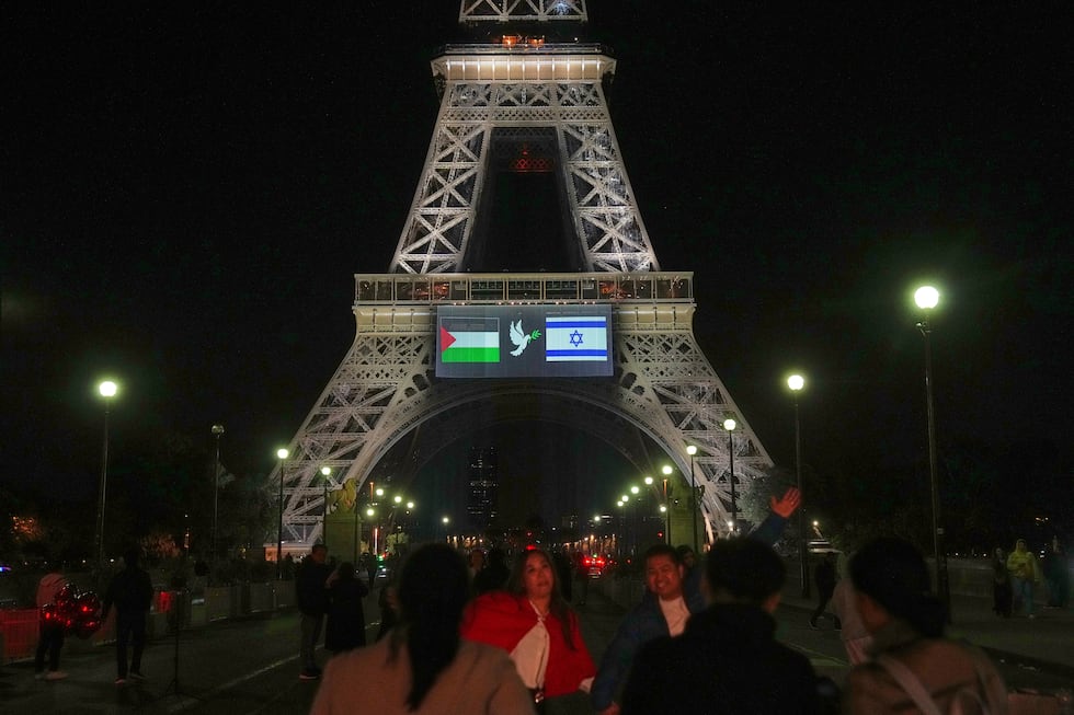Una imagen de la bandera palestina y la israelí unidas por una paloma que lleva en el pico una rama de olivo, símbolo de la paz, proyectada en la torre Eiffel de París, el domingo.