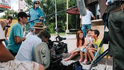 Sean Baker, con gorra negra, en el rodaje de 'The Florida Project'.