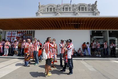 Ambiente previo a la final de Champions en la Plaza Duca D'Aosta de Milan.