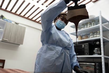 Lorcy Ceballos, representante legal de la asociación de mujeres Canasteando, trabaja la textura de un chocolate ya transformado en el laboratorio de Ayuda en Acción de Pasto. 