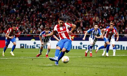 Luis Suárez dispara para transformar el penalti que significó el 2-2 definitivo en el Metropolitano.