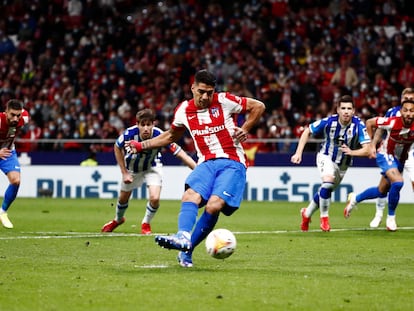 Luis Suárez dispara para transformar el penalti que significó el 2-2 definitivo en el Metropolitano.