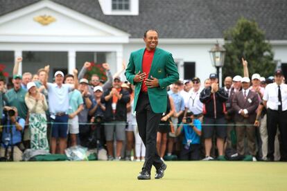Woods, con la chaqueta verde de campeón, en Augusta.