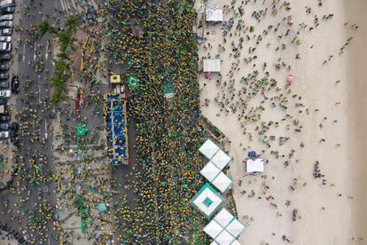 Vista aérea de una manifestación en apoyo al presidente Jair Bolsonaro durante el Día de la Independencia de Brasil, en la playa de Copacabana, en Río de Janeiro.