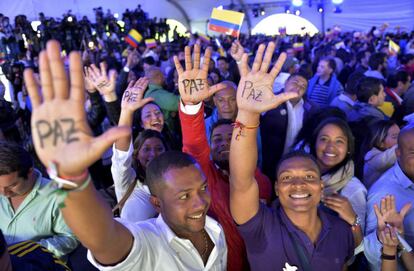 Simpatizantes de Juan Manuel Santos celebran la victoria del presidente colombiano en Bogotá. El mandatario había apostado su reelección en la estrategia de diálogo con las FARC.
