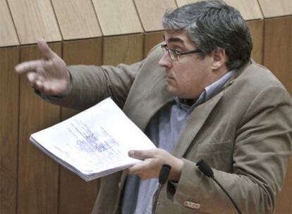 Carlos Aymerich, ayer durante su intervención en el pleno del Parlamento.