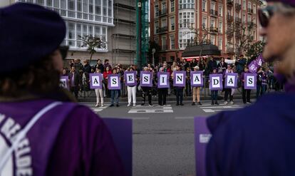 Cientos de personas participan en la manifestación que recorre el centro de Santander (Cantabria), este sábado, para condenar la violencia machista y recordar a las víctimas.