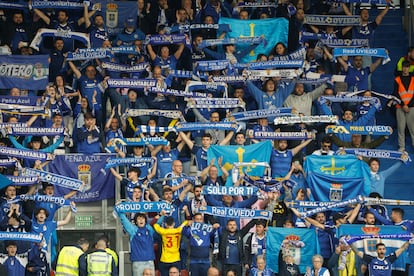 Aficionados del Oviedo, en el encuentro de semifinales de ascenso ante el Eibar.