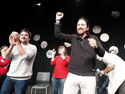 Ramón Espinar (izquierda) y Pablo Iglesias, en una reunión con los círculos de Podemos en Madrid el 3 de marzo.