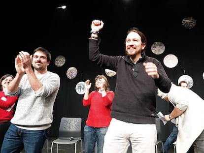 Ramón Espinar (esquerda) e Pablo Iglesias, em uma reunião com membros de Podemos em Madri no dia 3 de março.