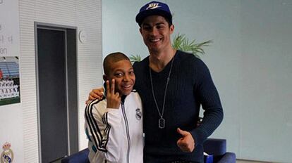 Mbappé junto a Cristiano Ronaldo durante la visita del jugador francés a Valdebebas en 2012.