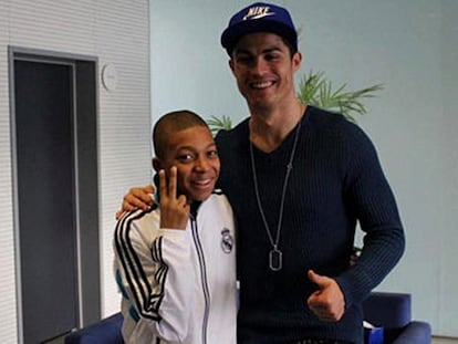 Mbappé junto a Cristiano Ronaldo durante la visita del jugador francés a Valdebebas en 2012.