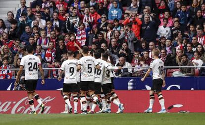 Jugadores del Valencia celebran el gol de Parejo ante el Atlético. 