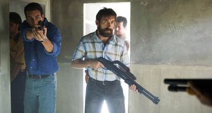 Mario Casas y Antonio de la Torre en una escena 'Grupo 7', en Sevilla.