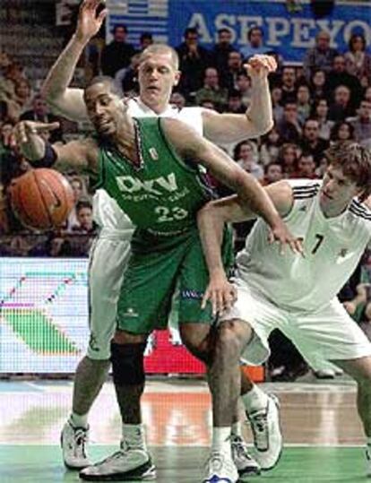 Digbeu lucha por el balón ante Stojic y Kambala.
