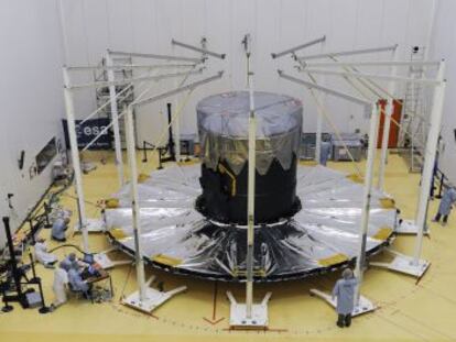 &Uacute;ltimo ensayo de despliegue del gran parasol del telescopio Gaia, en la base espacial de Kourou, en Guyana francesa, antes del lanzamiento. 
