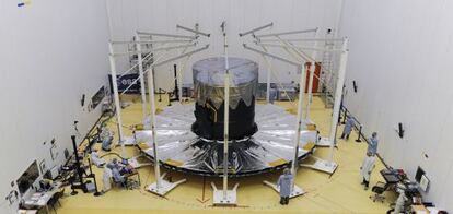 Último ensayo de despliegue del gran parasol del telescopio Gaia, en la base espacial de Kourou, en Guyana francesa, antes del lanzamiento.