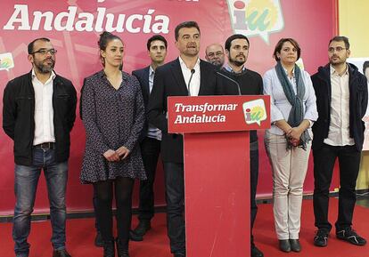 El candidato de IU a la junta de Andalucia, Antonio Maillo, en el centro, acompa&ntilde;ado por el candidato a la presidencia del gobierno nacional, Alberto Garz&oacute;n, a la derecha, valora los resultados de los comicios en los que su partido ha perdido 7 diputados respecto a los obtenidos en 2012.