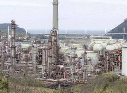 Parte de las instalaciones de la refinería de Petronor en Muskiz, con la playa de La Arena al fondo.